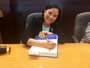 Diana Gabaldon signing with the Corncob Pen